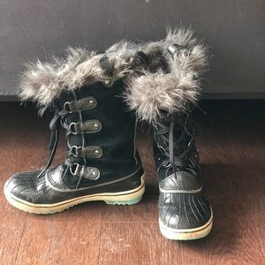VGUC Sorel snow boots sz 4 kids